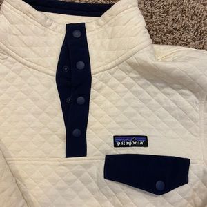 Patagonia Women's Cream and Navy Pullover size M